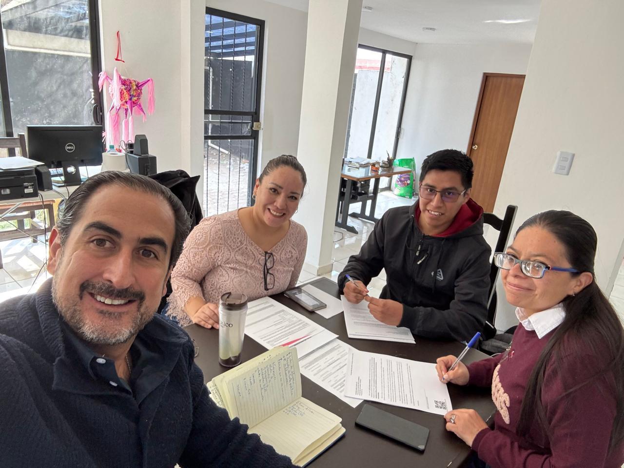 Manolo y el equipo de Crea y Consolida revisando documentos con clientes